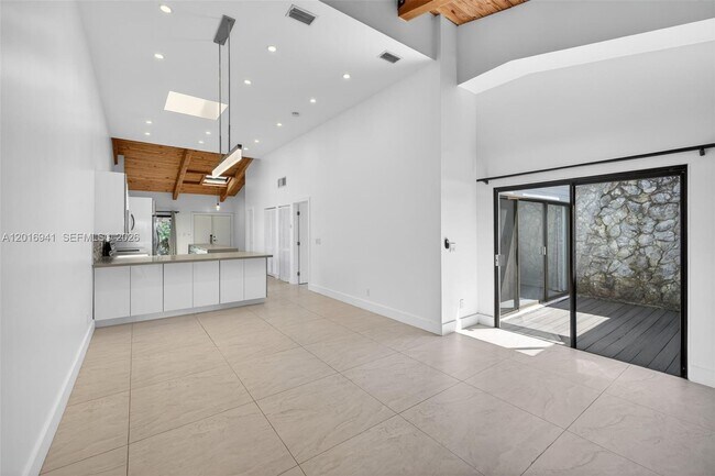 Building Photo - 2619 Parkview Dr S