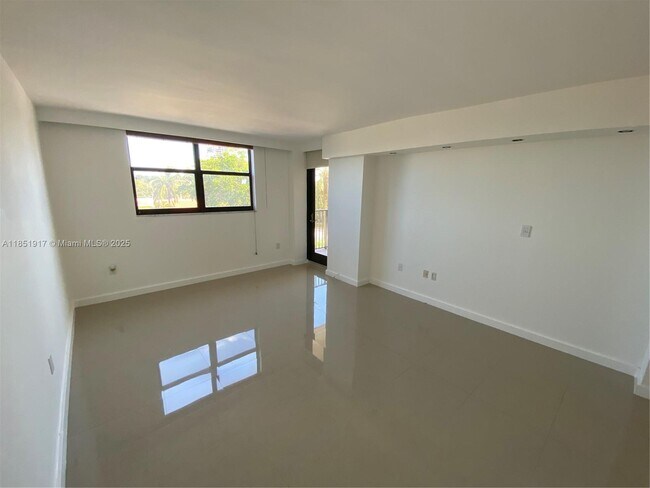 Building Photo - 801 N Venetian Dr