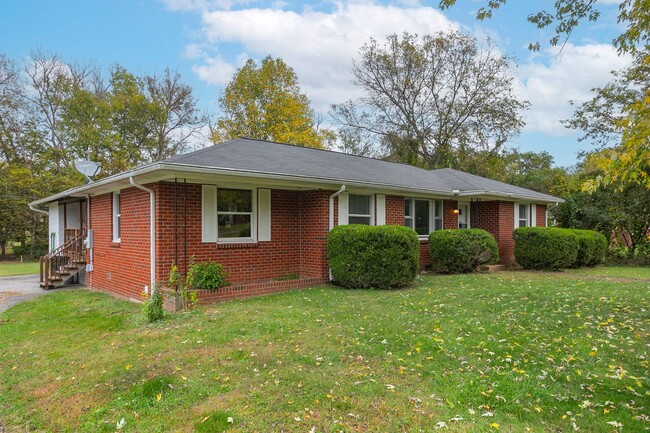 Building Photo - 208 Hillcrest Dr