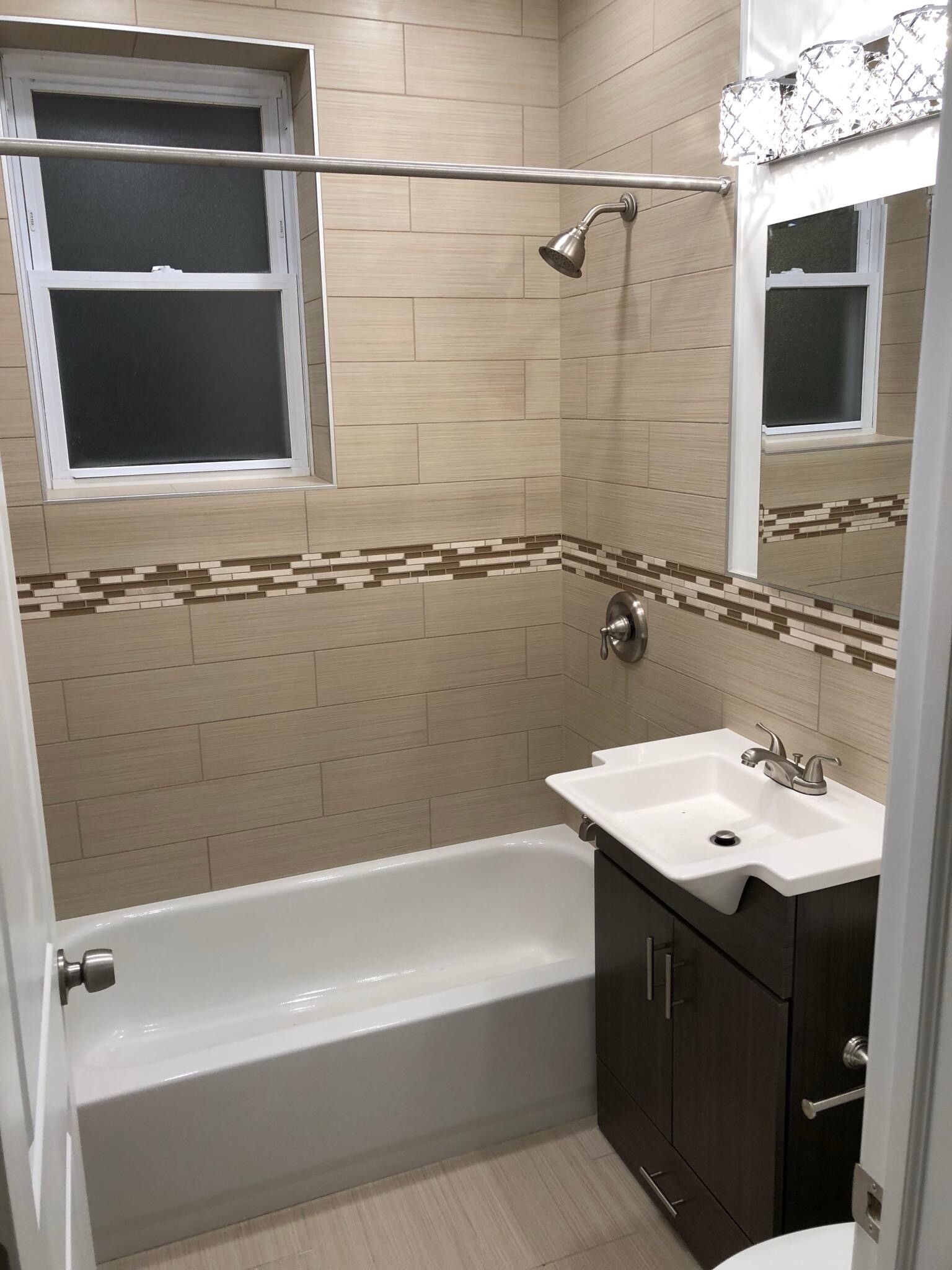 Building Photo - 3145 N Lamon Ave