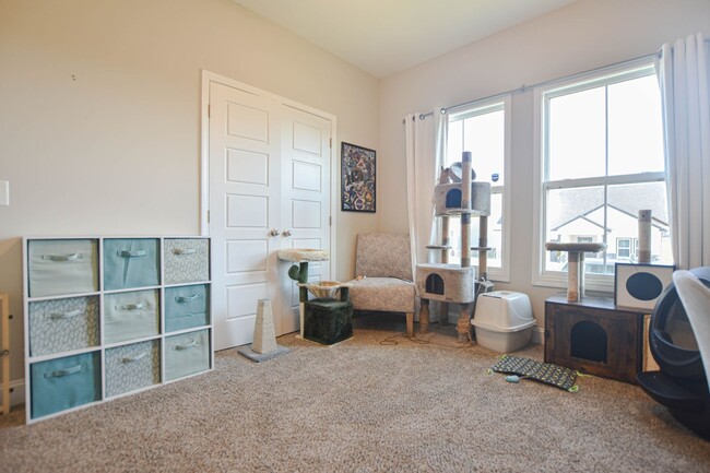 Building Photo - Pet Friendly Three Bedroom with Bonus!