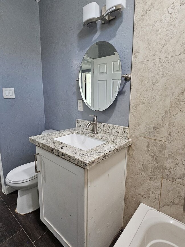 Building Photo - Charming Home 3 bedrooms 1 bath Large Yard.