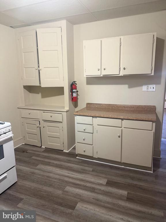 Building Photo - 412 E Oak St