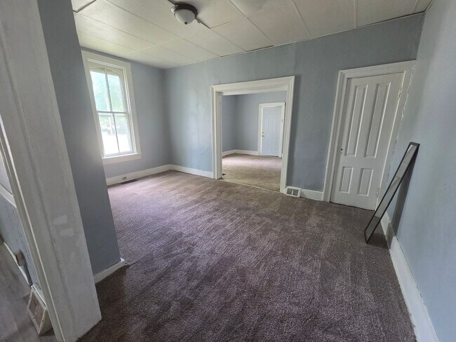 Building Photo - 2 bedroom townhouse style apartment on west side.