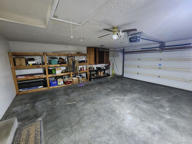 Building Photo - Nice 3BR, 1.5BTH half duplex near schools ...