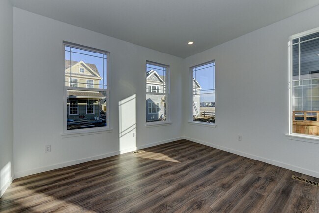 Building Photo - Beautiful 4 bed, 3 bath Townhome with 2 car garage ready for move in!