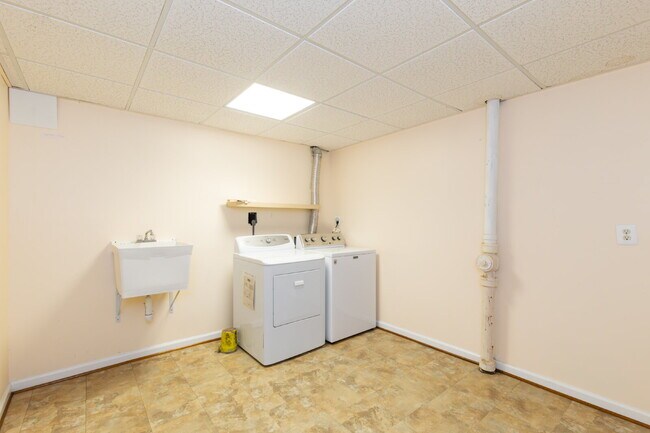 Building Photo - Spacious end-unit three-level townhome fea...