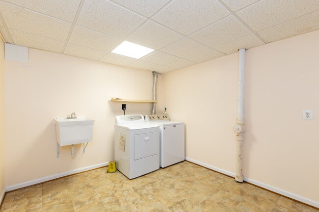 Building Photo - Spacious end-unit three-level townhome featuring 2 bedrooms and 2.5 bathrooms