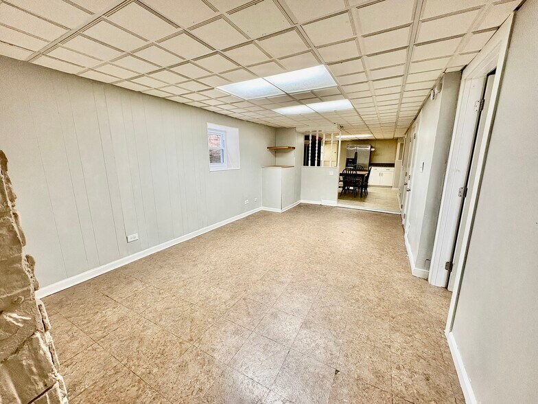 Living - 4618 W Montana St