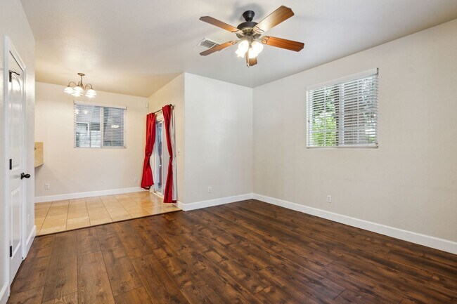 Building Photo - Gorgeous 3bed/2.5bath home near Curtis Park