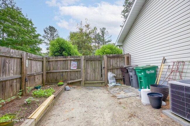 Building Photo - 225 Adams Cir
