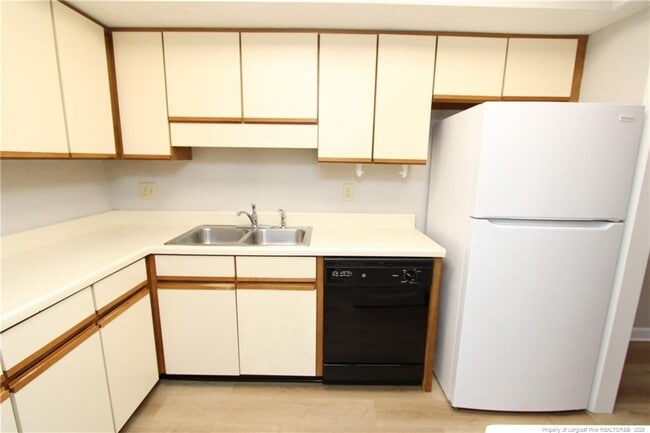 Building Photo - 118 Manhattan Ct