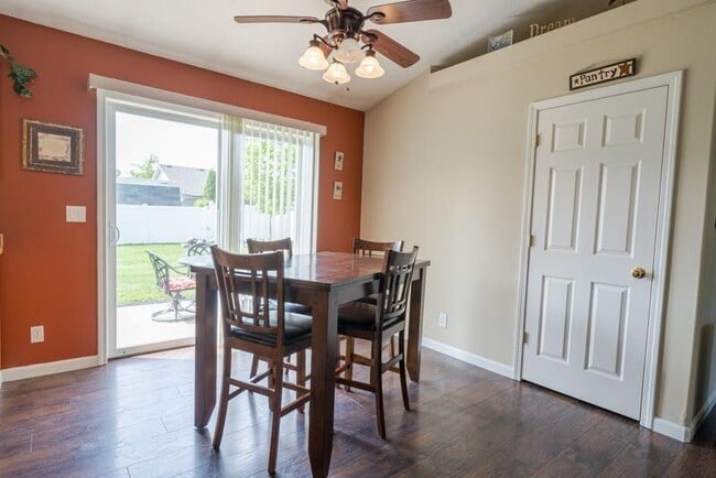 Building Photo - Beautiful 3 bedroom 2 bath Post Falls Home