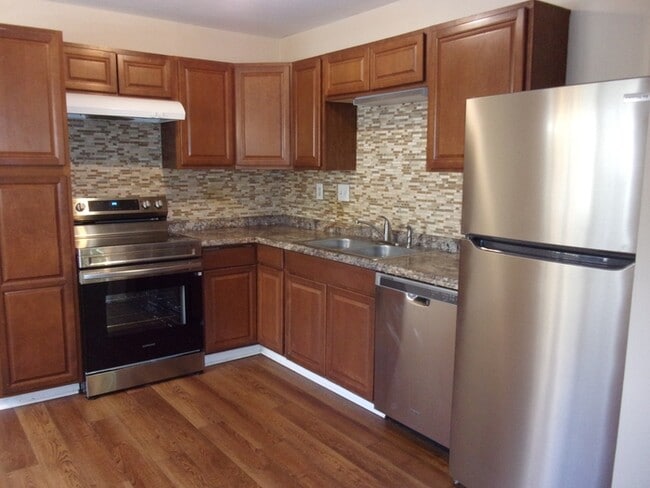 Building Photo - 2 Bedroom 1 Bath Ground Floor Condo in Hunters Trail