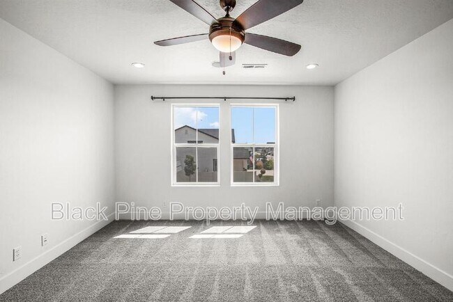 Building Photo - 2167 Klemmer Ave N