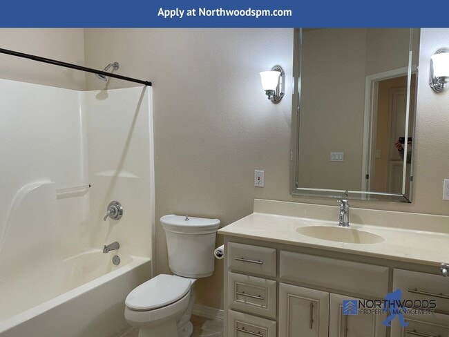 Building Photo - PET FRIENDLY!! Beautiful 3 Bedroom 2 Bath Home in Eagle Point Golf Course Community