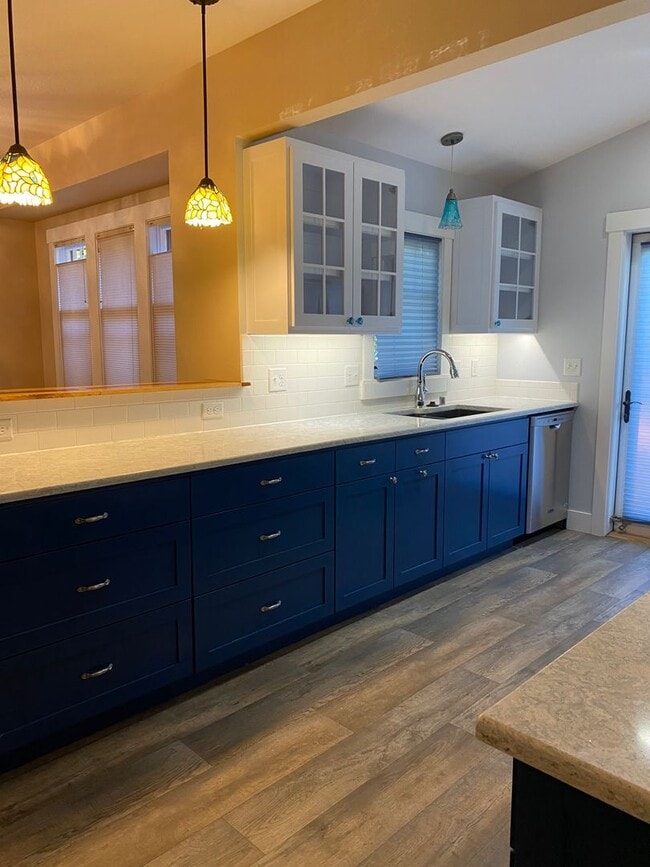 Building Photo - Beautiful 2bdr Bungalow Near Downtown