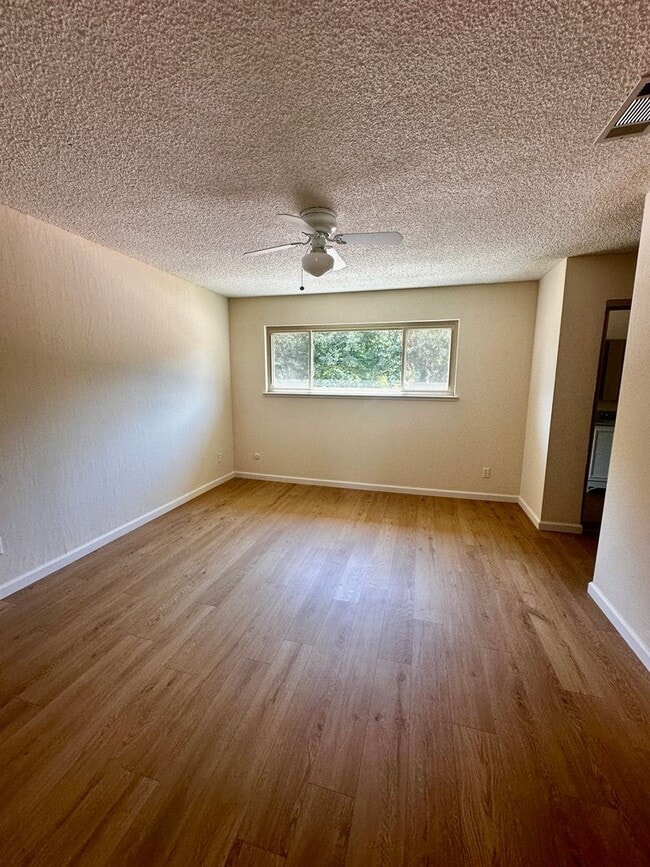 Building Photo - 5042 Glide Dr