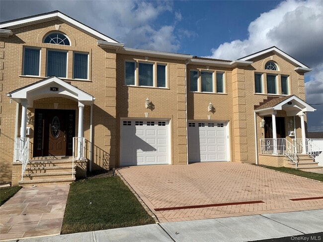 Building Photo - 97 Gainsborg Ave E