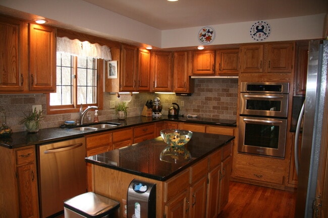Building Photo - Gorgeous 5 bedroom home in the Broadmoor B...