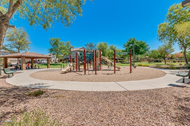 Building Photo - Charming 3 Bed + Den 2.5 Bath Home with 2 ...