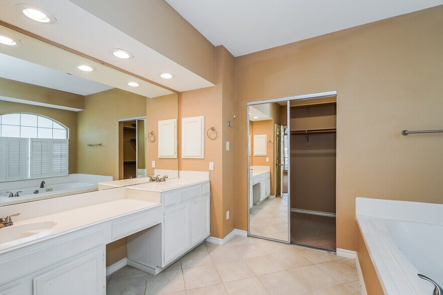 Building Photo - 2680 Hillside Dr