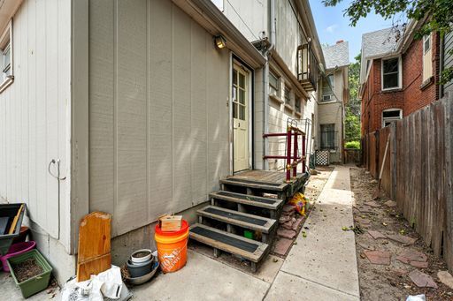 Building Photo - Walk to Cheeseman from this Large 1 Bed 1 ...