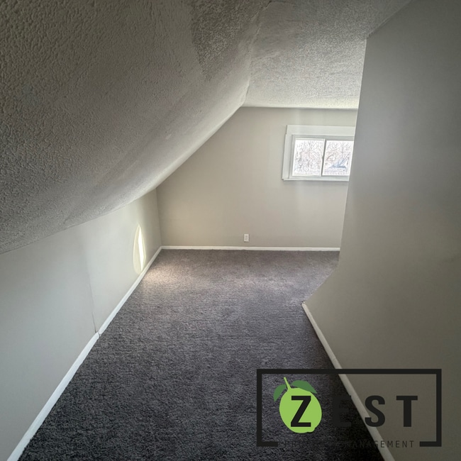 Building Photo - 2 BED + BONUS ROOM! 1 BATH HOME!