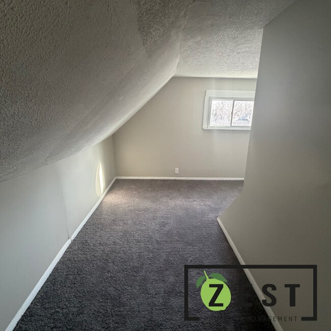 Building Photo - OPEN HOUSE- 4/4! 2PM-230PM! 2 BED + BONUS ROOM! 1 BATH HOME!