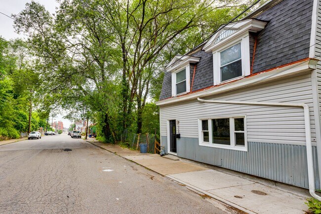 Building Photo - 955 E Warrington Ave