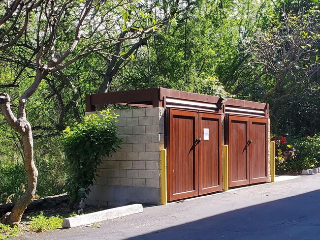 Building Photo - "Experience Island Living: Spacious 2-Bed, 2-Bath Retreat on Alii Drive!"