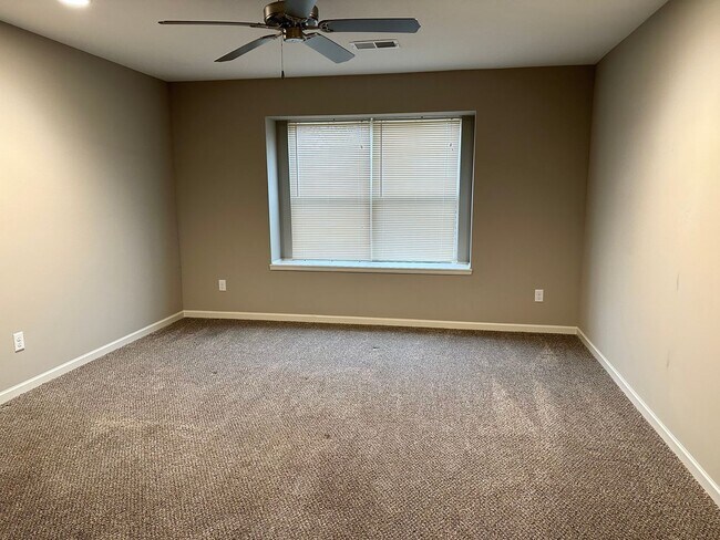 Building Photo - Single Level 2 Bed | 2 Bath | 2 Car Garage Attached Villa in Blue Springs