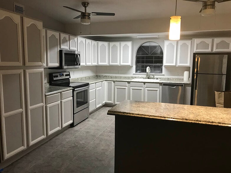 Kitchen - 1304 W Lakeland Dr