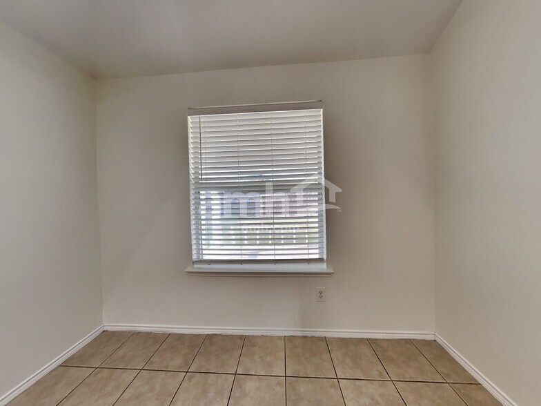 Building Photo - 1804 Heron Dr