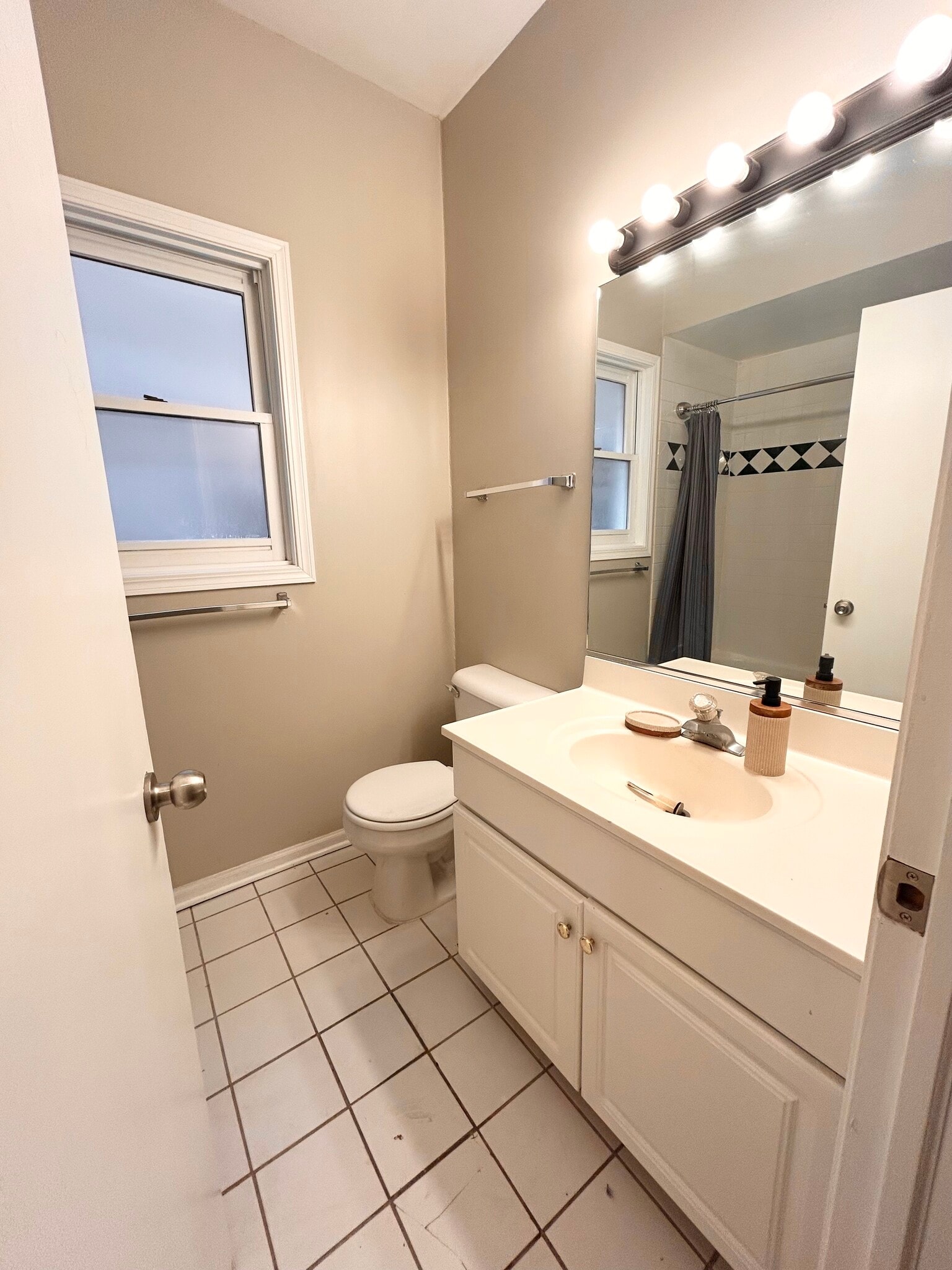 Building Photo - 842 N Wood St