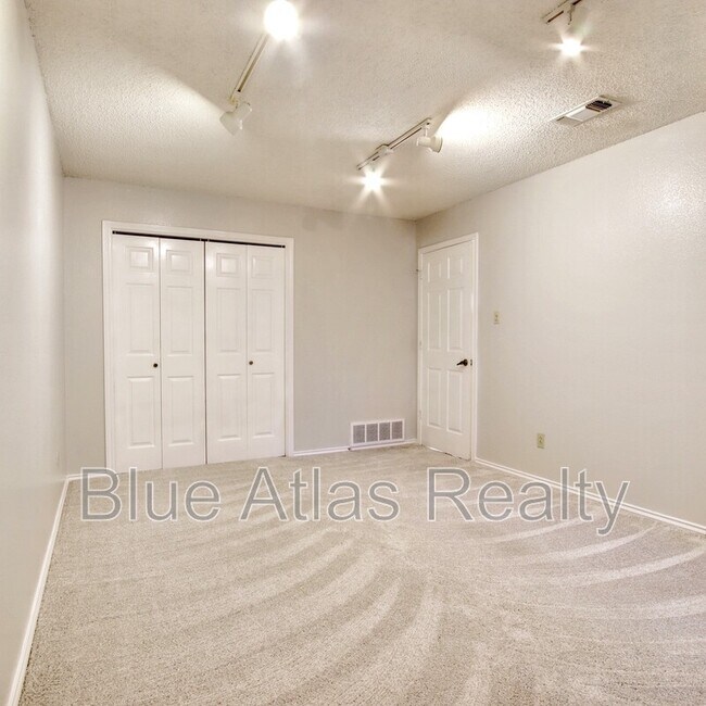 Building Photo - 5725 Ridgerock Ct