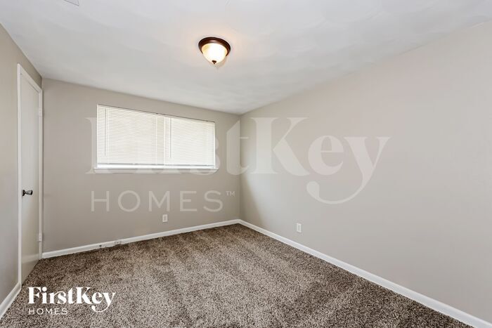 Building Photo - 902 Poinsettia Dr