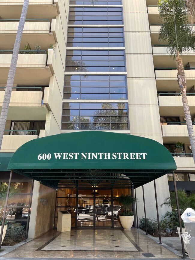 Building Photo - 600 W 9th St