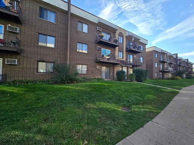 Building Photo - 10403 Dearlove Rd