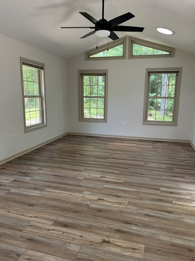 Building Photo - 129 Ivy Ln