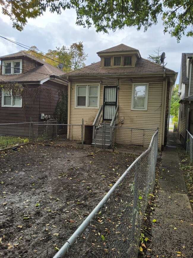 Building Photo - Welcome to this Chicago-style brick Bungal...