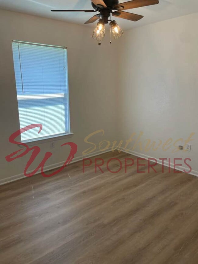 Building Photo - Charming, updated and bright home with private yard!