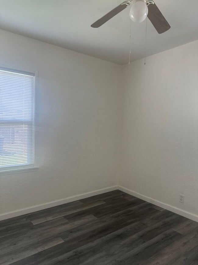 Building Photo - 501 Linda Vista Dr