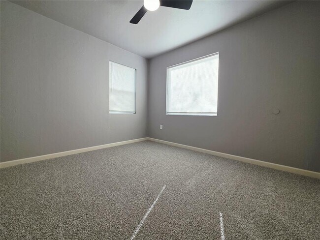 Building Photo - 2720 N Lyons Dr