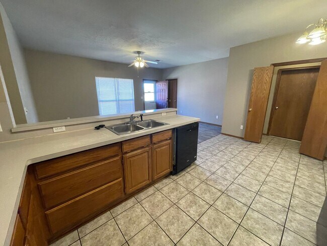 Building Photo - Three Bedroom in Norman with new hardwood ...