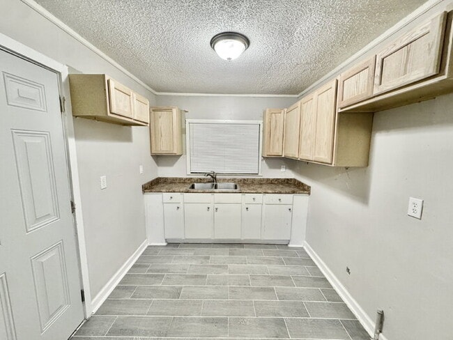 Building Photo - 655 Granada Rd