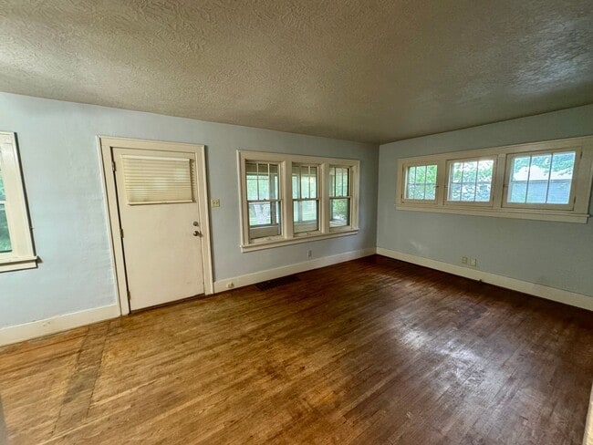 Building Photo - 2 Bedroom 1.5 Bathroom for Rent