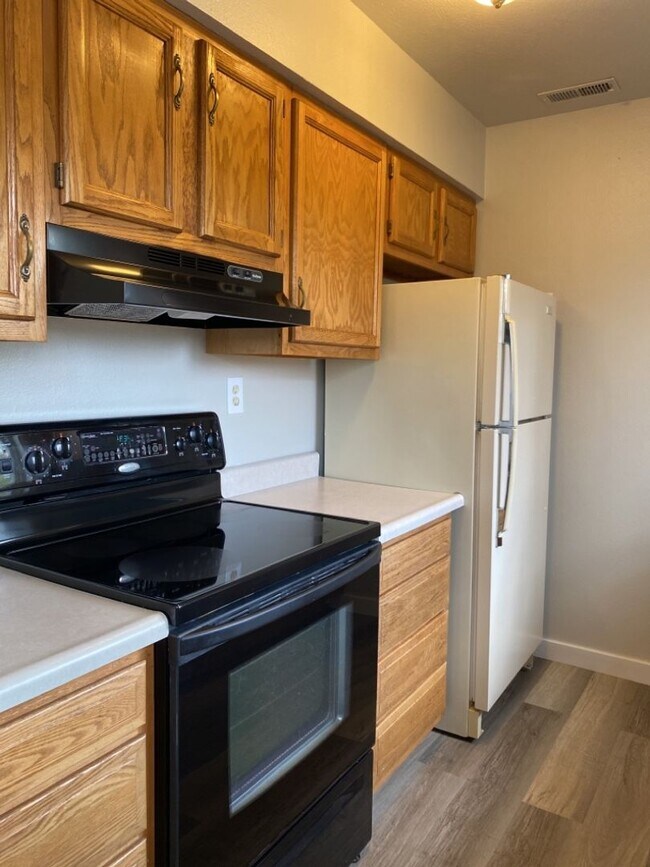 Building Photo - 2 Bedroom 2 Bath Townhome w/ large 2 car garage - Freshly remodeled - Available Now