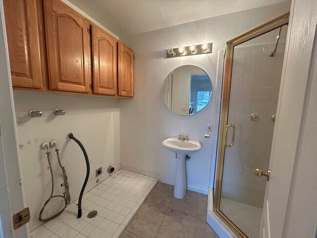 Building Photo - 3 Bedroom 2 Bathroom Condo in West Jordan by the new Temple!