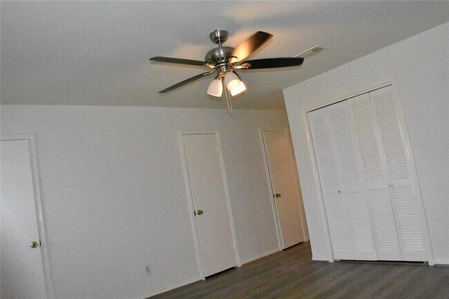 Building Photo - 10427 Huntington Wood Dr